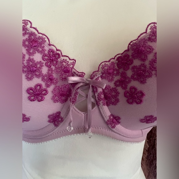 Victoria Secret Bra - Picture 3 of 7